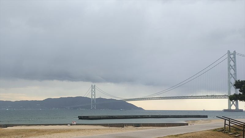 彼岸入りの雨